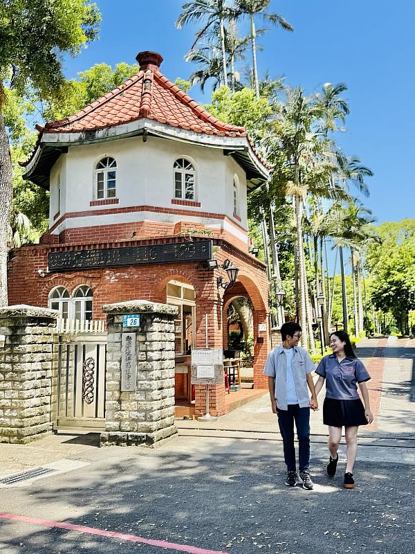 淡水古蹟博物館「古蹟文化廊帶」主題導覽活動,行經的淡江高級中學是電影《不能說的·秘密》取景地,吸引遊客特地穿上特製制服在電影場景拍照。