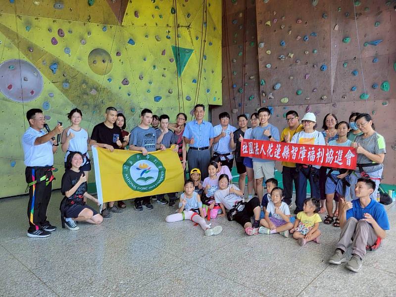 徐輝明校長與全體學員及家長大合照。