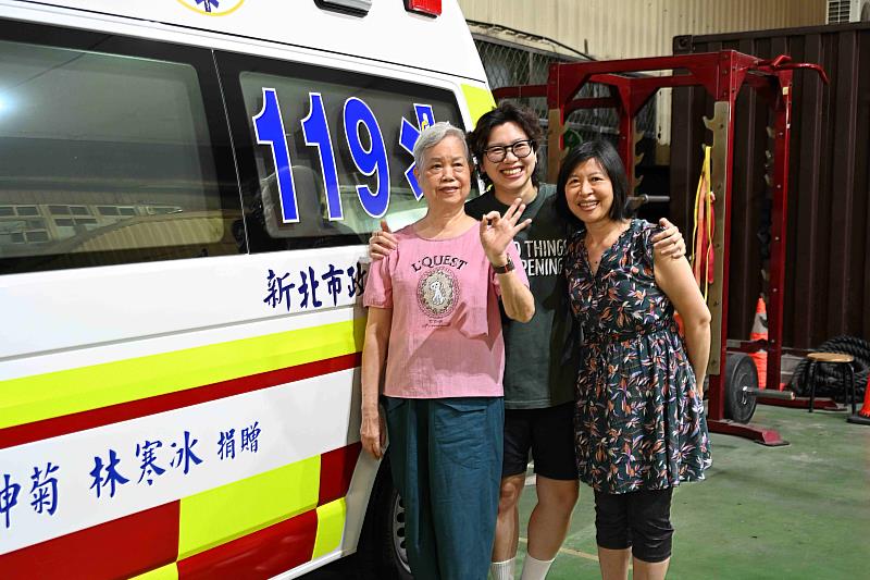 捐贈者陳坤菊女士及其家人與救護車合影