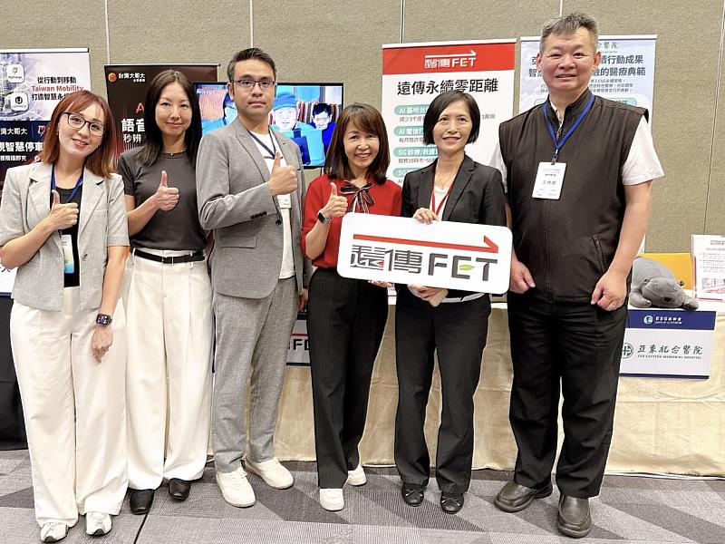 二、遠傳攜手亞東醫院參展「2025 ESG高峰會」，共同推動醫療永續與醫院低碳轉型。國家通訊傳播委員會（NCC）委員王怡惠（右2）蒞臨遠傳及亞東醫院攤位參觀指導。