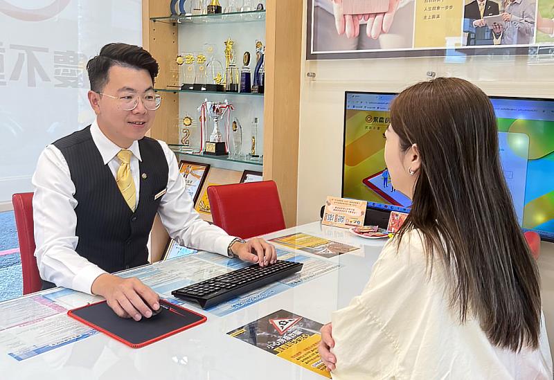 秉持誠信溝通原則,童元鋙店長(圖左)憑藉豐富的專業知識,為客戶提供最佳的解決方案。(永慶房產集團提供)