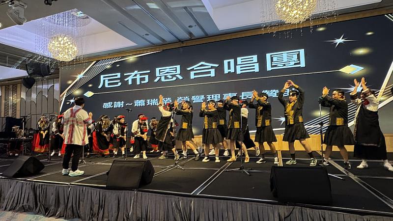 甫榮獲日本世界合唱大賽冠軍的高雄六龜尼布恩重唱團蒞臨演唱，令人驚豔。