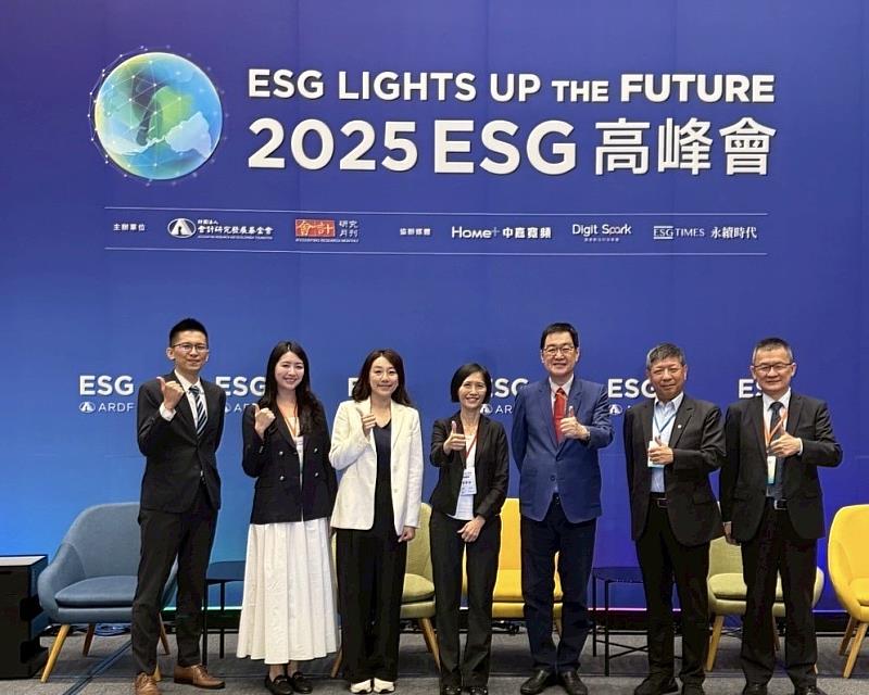中嘉集團於2025 ESG高峰會展現永續營運成果! 中嘉集團總經理陳佐銘(右1)受邀擔任研討會與談人，從「科技減碳—打造低碳通訊未來」角度分享寬頻業者如何從基礎設施到服務內容全面落實低碳化