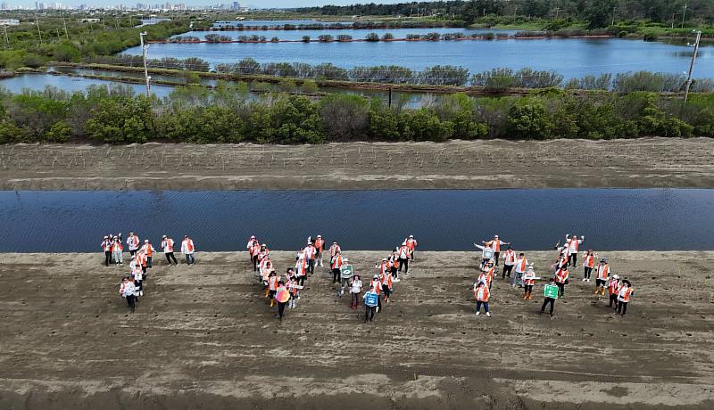 面對全球氣候變遷,減碳最後一哩路倚靠「負碳」,台灣大哥大展開「台灣大藍碳 紅樹林復育計畫」,達到減緩氣候變遷、土地活化及國土保育的目標。
