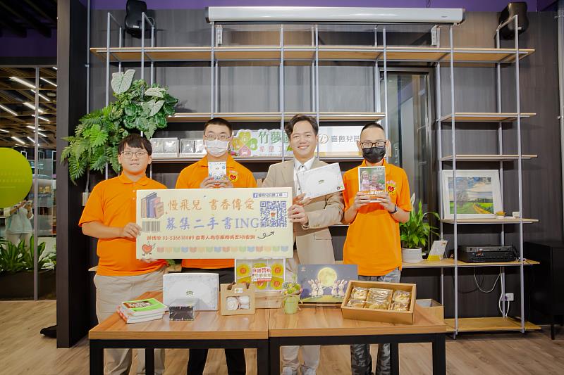 慢飛兒庇護工場推出「百花精品濾掛式咖啡禮盒」,並發起「書香傳愛」募集二手書