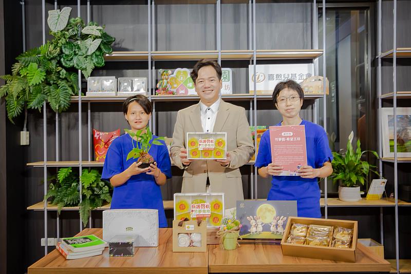 竹夢園-希望工坊準備「金箔手工精油香皂禮盒」、「多肉植物小品」,以及「防蚊香磚」等多款好禮