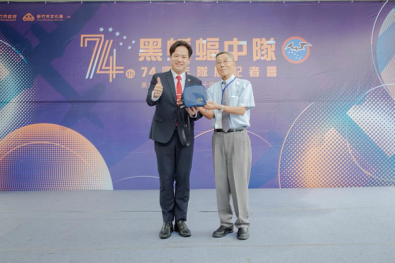 邱臣遠代理市長致贈紀念側背包，隊員邱垂宇代表受贈。