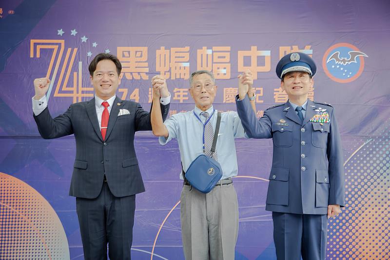 (左起)邱臣遠代理市長與隊員邱垂宇、空軍司令部政戰主任虞德忠合影。