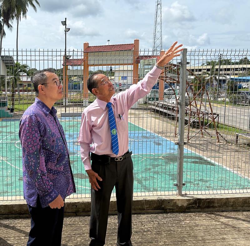 汶萊都東中華學校孫勝利董事長(右)向蕭勝中大使(左)介紹教學設施及校舍導覽