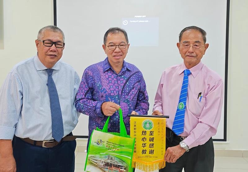 汶萊都東中華學校孫勝利董事長(右)及該校校長Haji Yahya Abdul Rahman(左)致贈紀念品予蕭大使(中)