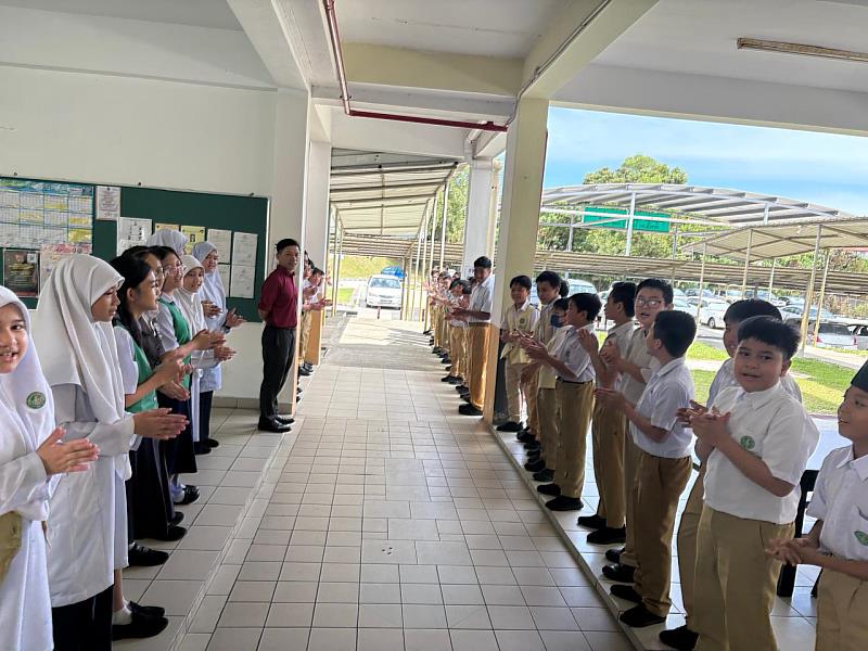汶萊都東中華學校師生歡迎駐汶萊蕭勝中大使到訪