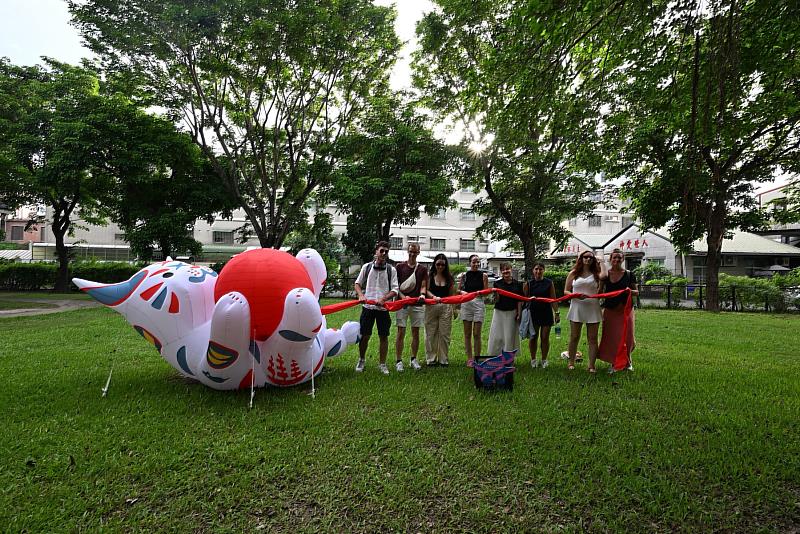 2025臺南七夕嘉年華－巷仔Niau串聯店家，響應浪漫紅線，裝置藝術「巷仔Niau玩月老紅線」也將現身全市12處景點。