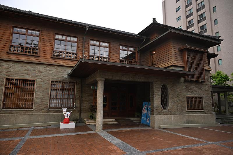 2025臺南七夕嘉年華-巷仔Niau串聯店家,響應浪漫紅線,裝置藝術「巷仔Niau玩月老紅線」也將現身全市12處景點。