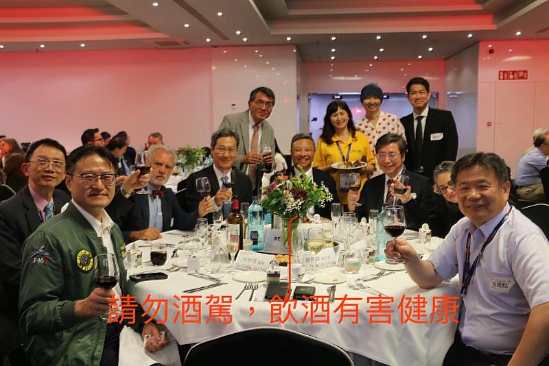 張副代表自信(左4)與輔大校長藍易振(左5)等合影