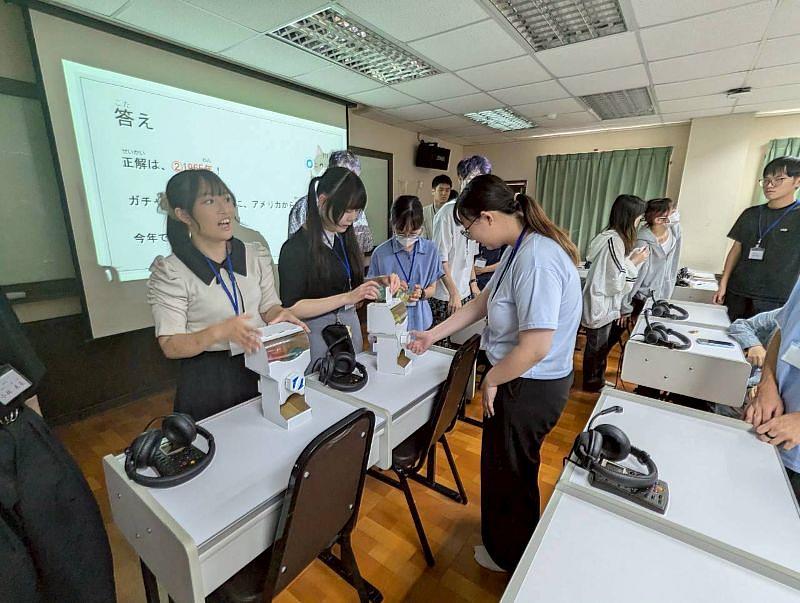 營隊活動也結合「ガチャ（扭蛋）」，讓學生們體驗日本次文化。圖為臺日學生在活動現場熱情交流，氣氛活潑融洽。