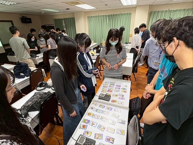 夏令營活動中，臺日學生正在進行「カルタゲーム（紙牌遊戲）」。透過趣味互動遊戲，學生們在歡樂氣氛中學習日語，深化文化理解。