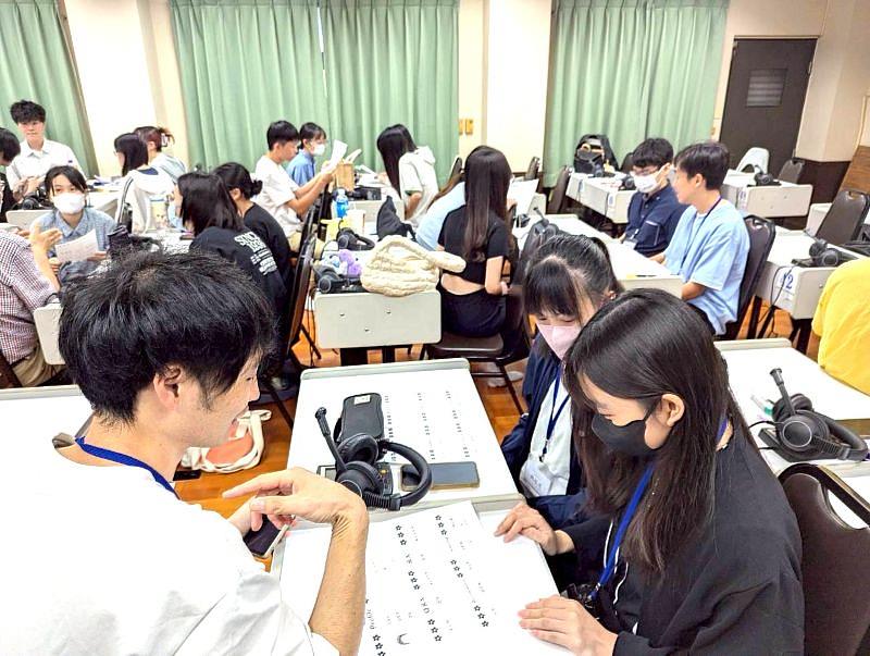 在應日系課堂上，臺日學生正在分組進行文化交流，分享兩地習俗。
這類實體互動，讓語言學習不僅限於書本，更充滿了生活化的樂趣與深度。
