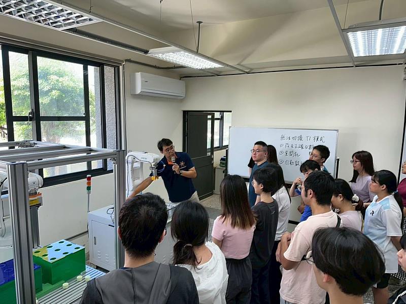 花蓮高工高忠福秘書解說3D列印機使用。