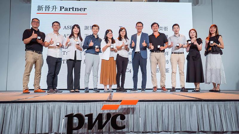 PwC Taiwan頒發紀念幣予晉升同仁，象徵著他們在職涯中邁向新高峰的里程碑。