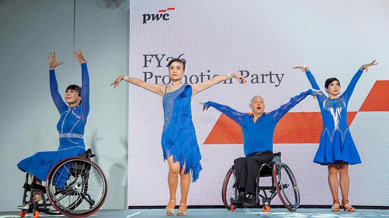 PwC Taiwan邀請伊甸基金會三大表演團體，透過震撼鼓聲與動人舞蹈，展現跨越限制的強大生命力，激勵晉升同仁勇敢突破框架，在職涯新篇章中綻放光芒。