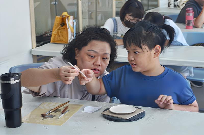 孩子在工藝師引導下專注於工藝學習，體驗工藝創作的樂趣。