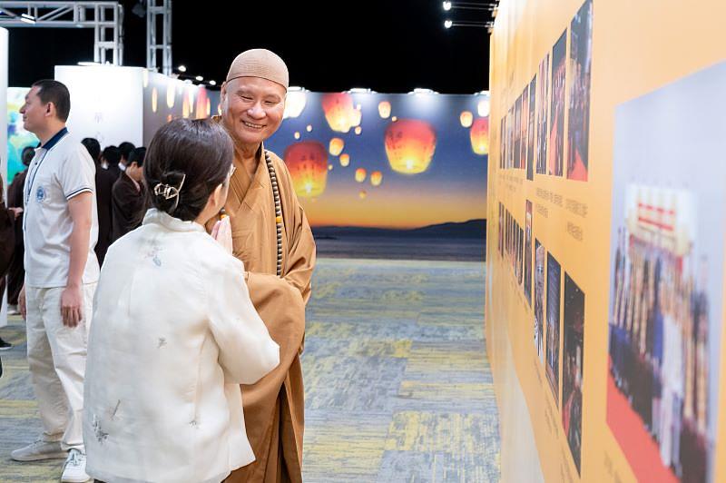 圖二：策展人陳筱君老師與悟道師父共同觀展