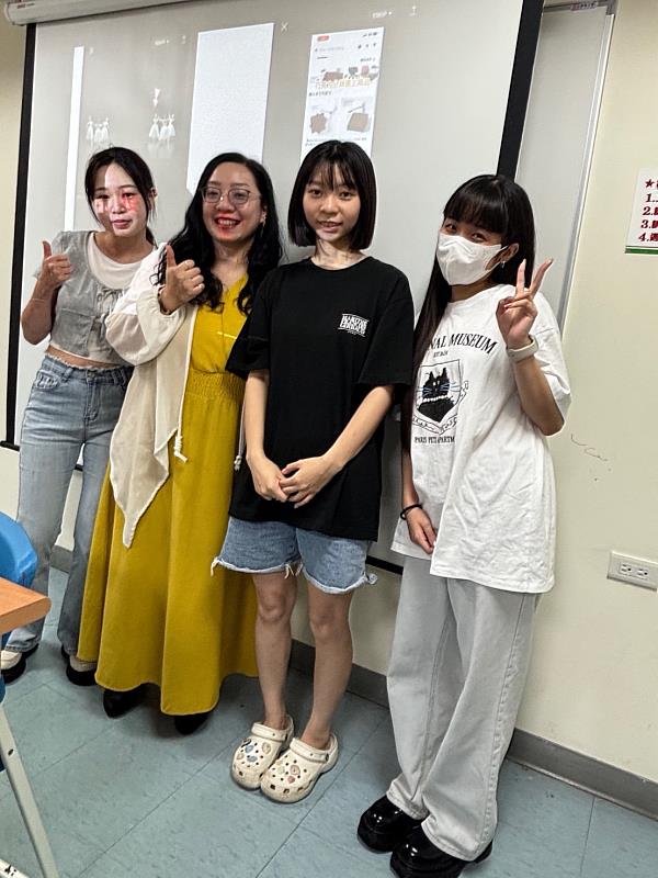 公廣系畢製產學合作開設影像剪輯課程，與何若齊秘書長(左2)合影