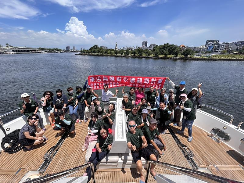 崑山科大響應「海洋無障礙親海計畫」，帶領長者暢遊安平港