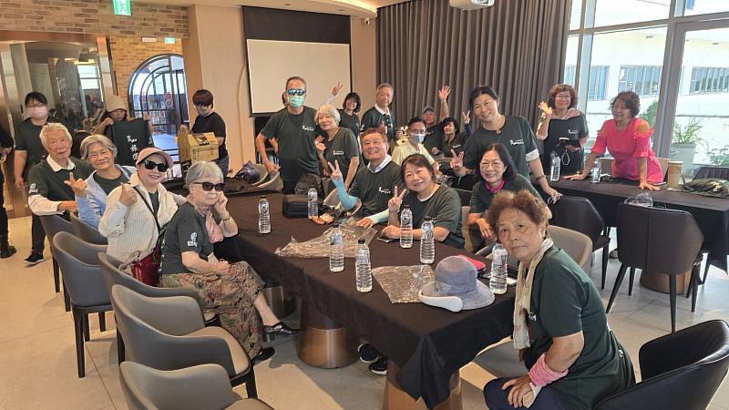 參與長者合影