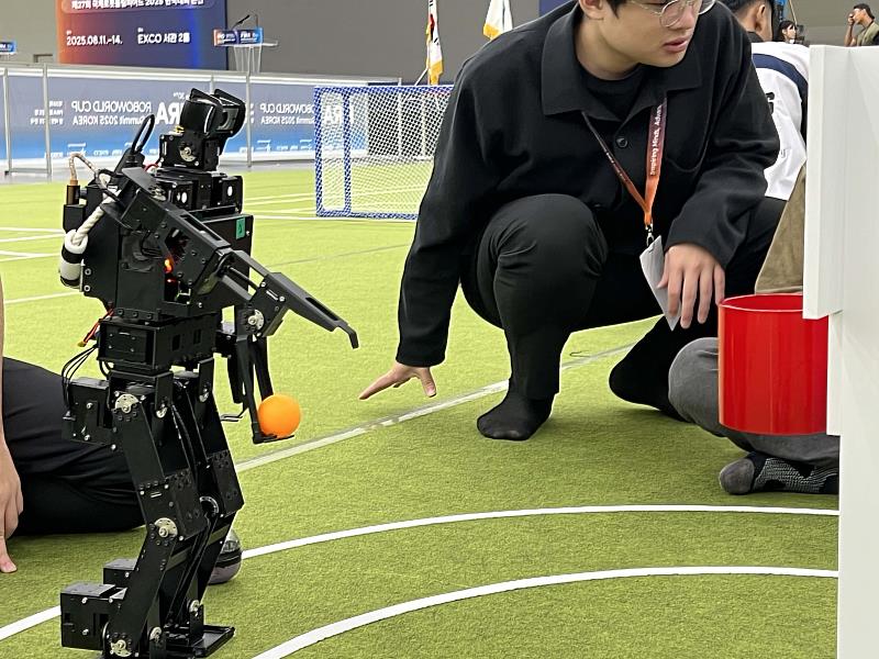 小型人形機器人籃球項目，機器人正要投3分球。（圖／淡江大學提供）