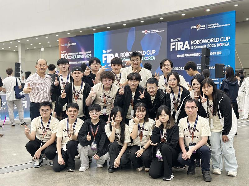 2025 FIRA競賽團隊合照。（圖／淡江大學提供）