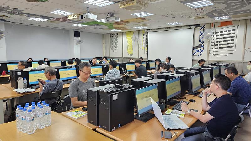 參與活動之學員認真聽課