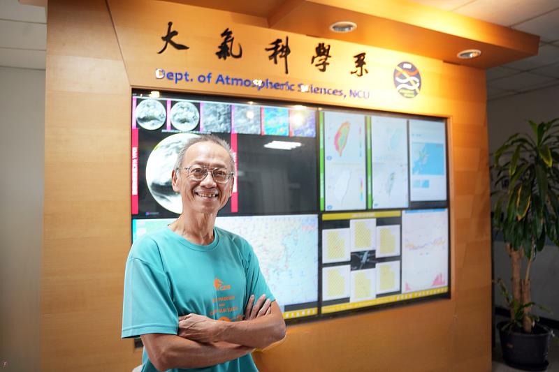 中央大學大氣科學系王國英教授透過地球同步衛星資料，完整重建SQ321班機遇險前後的大氣環境。