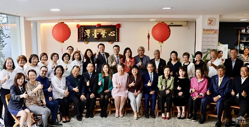 貴賓們和會館理監事及會館婦女合唱團團員合影