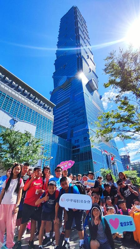 孩子們初次造訪台北101,成為圓夢之旅。