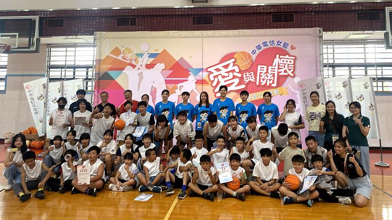 夏令營圓滿落幕，電信女籃與學童合影留念，笑容定格美好瞬間。