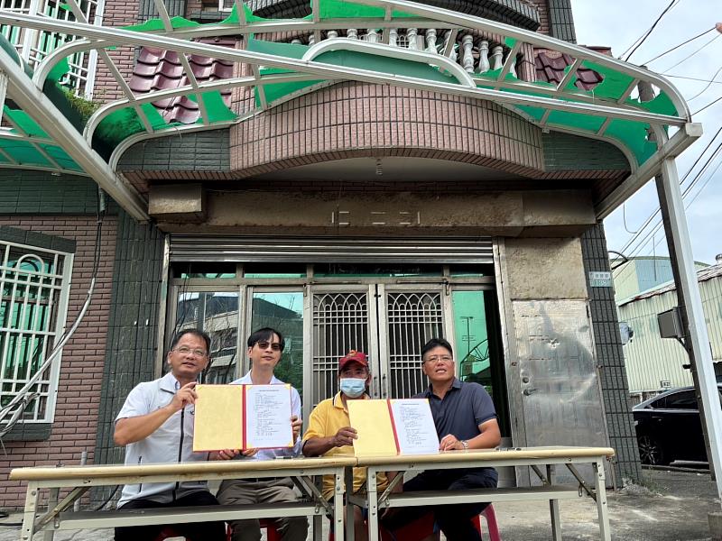 大將作營造股份有限公司代表(左2)及受災民眾黃先生(右2)在林業保育署嘉義分署李定忠分署長(左1)、嘉義縣布袋鎮蔡瑋傑鎮長(右1)的見證下簽約