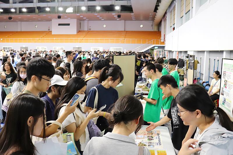 長庚大學社團嘉年華人潮川流不息，各社團學長姐們熱情招生。