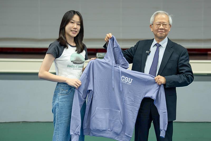 湯明哲校長(圖右)在始業典禮上贈送印有CGU字樣的帽T給每一位新生。