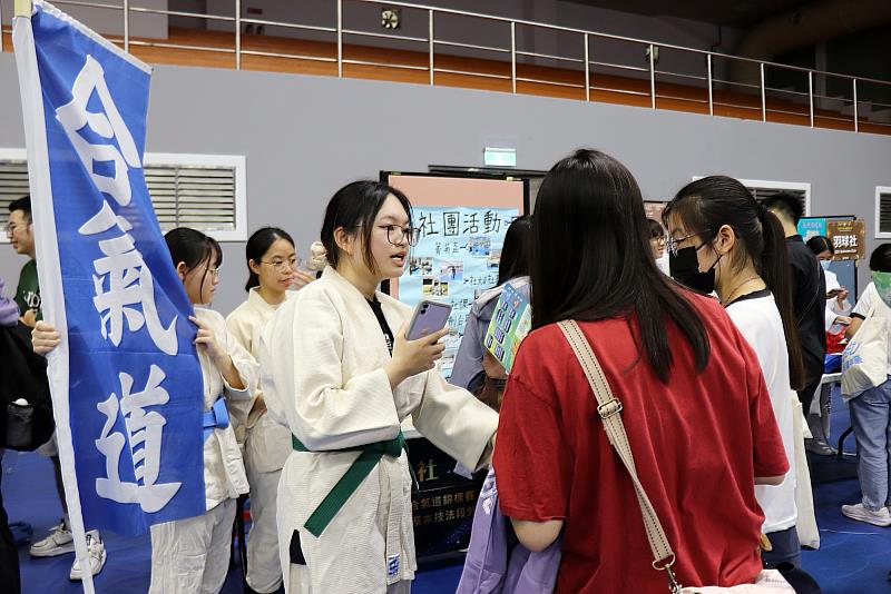 長庚大學社團嘉年華人潮川流不息，各社團學長姐們熱情招生。