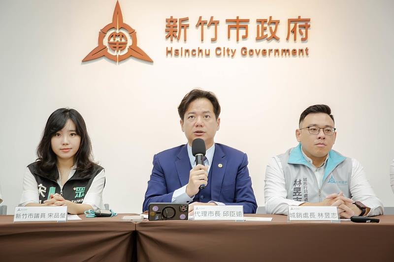代理市長邱臣遠說明近年市府國際交流成果與展望。