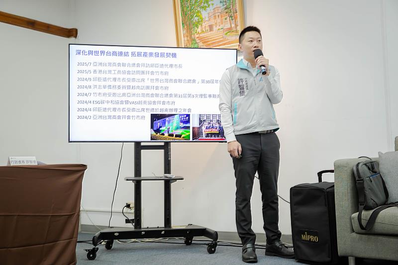 行政處長許智堡簡報說明。