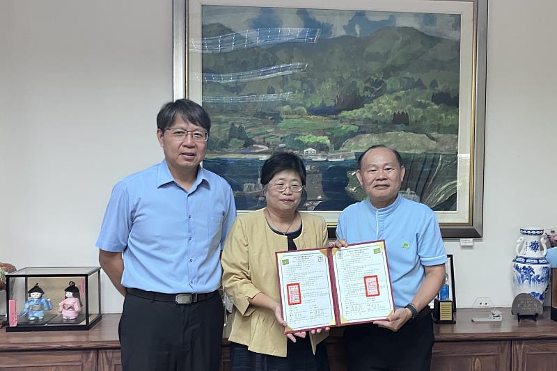 臺南大學陳惠萍校長與救國團臺南市團委會葉慶壽總幹事代表簽署合作備忘錄，攜手推動青年教育與服務學習。
