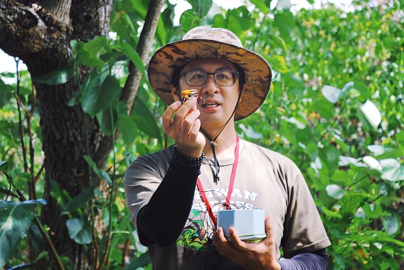 周俊廷老師以生動台語介紹觀音山豐富生態。