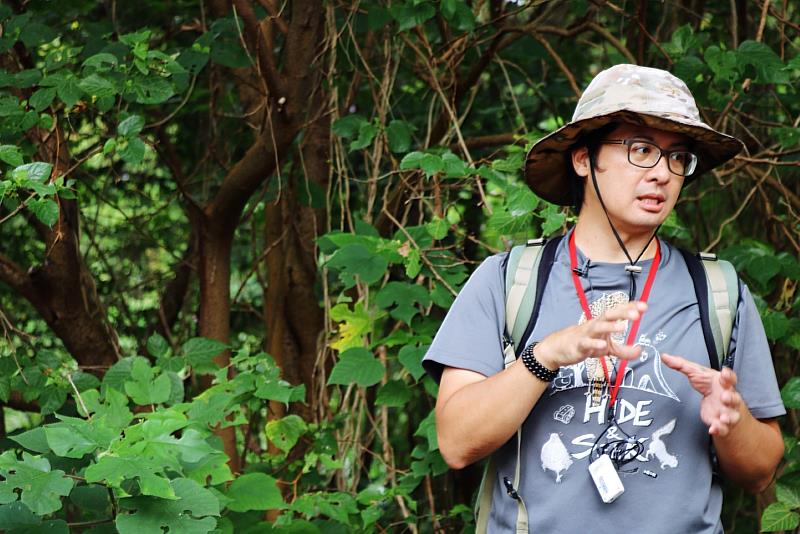 十三行博物館「走揣大坌坑」台語走讀暨淨山活動，邀請公視台語台節目主持人帶領大家進入遺址現場。