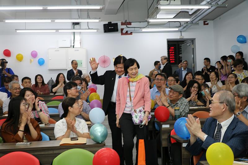 洪明奇校長偕夫人在會場受到全校長同仁歡迎。