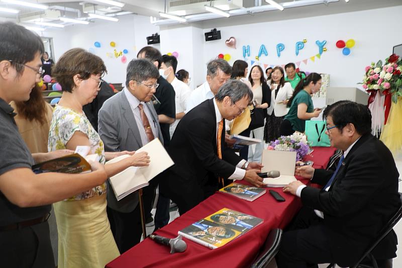 洪明奇校長簽書會教職員同仁大排長龍。