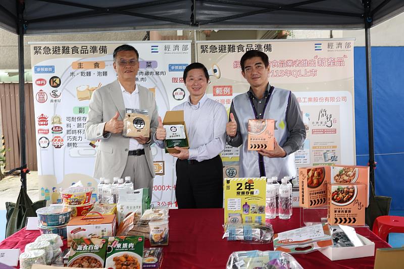 市府建設處長呂獎慧(右1)與全動署副署長劉泰益(中)、經濟部國營司專委林華宇(右1)共同視導實地演練