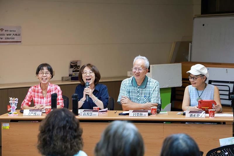 （左起）座談會特別邀請前臺北市第十信用合作社女課長楊麗君、主持人台北市婦女新知協會理事長袁秀慧律師、呂榮海律師、潘正芬律師