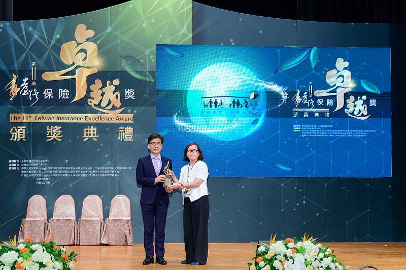 富邦人壽獲2025臺灣保險卓越獎5項大獎,由金管會主委彭金隆(左)頒發「公益關懷專案企畫卓越獎」金質獎, 資深副總經理陳秀玲(右)代表領獎。
